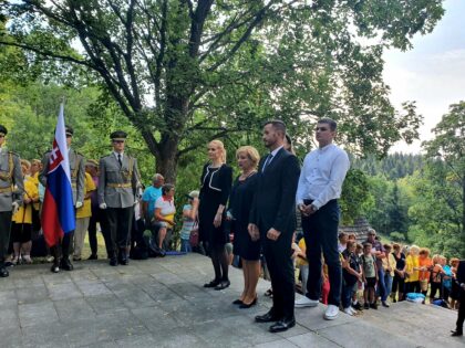 Ľubica Laššáková v strede s predstaviteľmi Hlasu