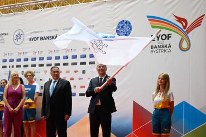 Ján Nosko s olympijskou vlajkou