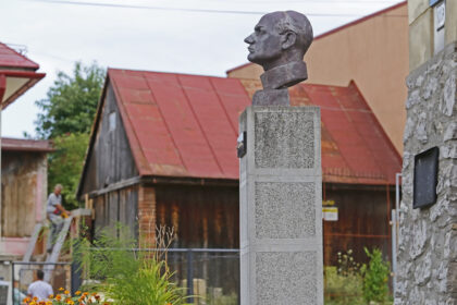 Štefánikova busta v Sásovej