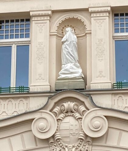 Novoinštalovaná socha Madony pred odhalením