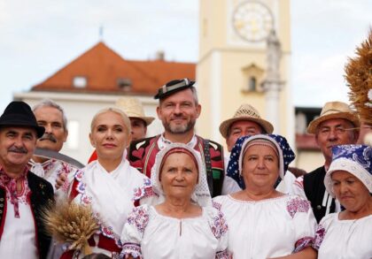 Peter Pellegrini s Denisou Sakovou v krojoch