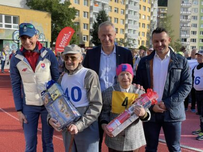 Zľava Nasťa Kuzminová, Ján Nosko a Marek Modranský s najstaršími účastníkmi olympiády