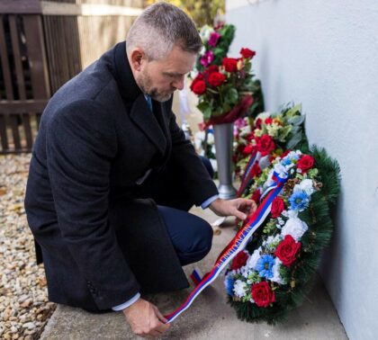 Peter Pellegrini pri rodnom dome Alexandra Dubčeka v Uhrovci