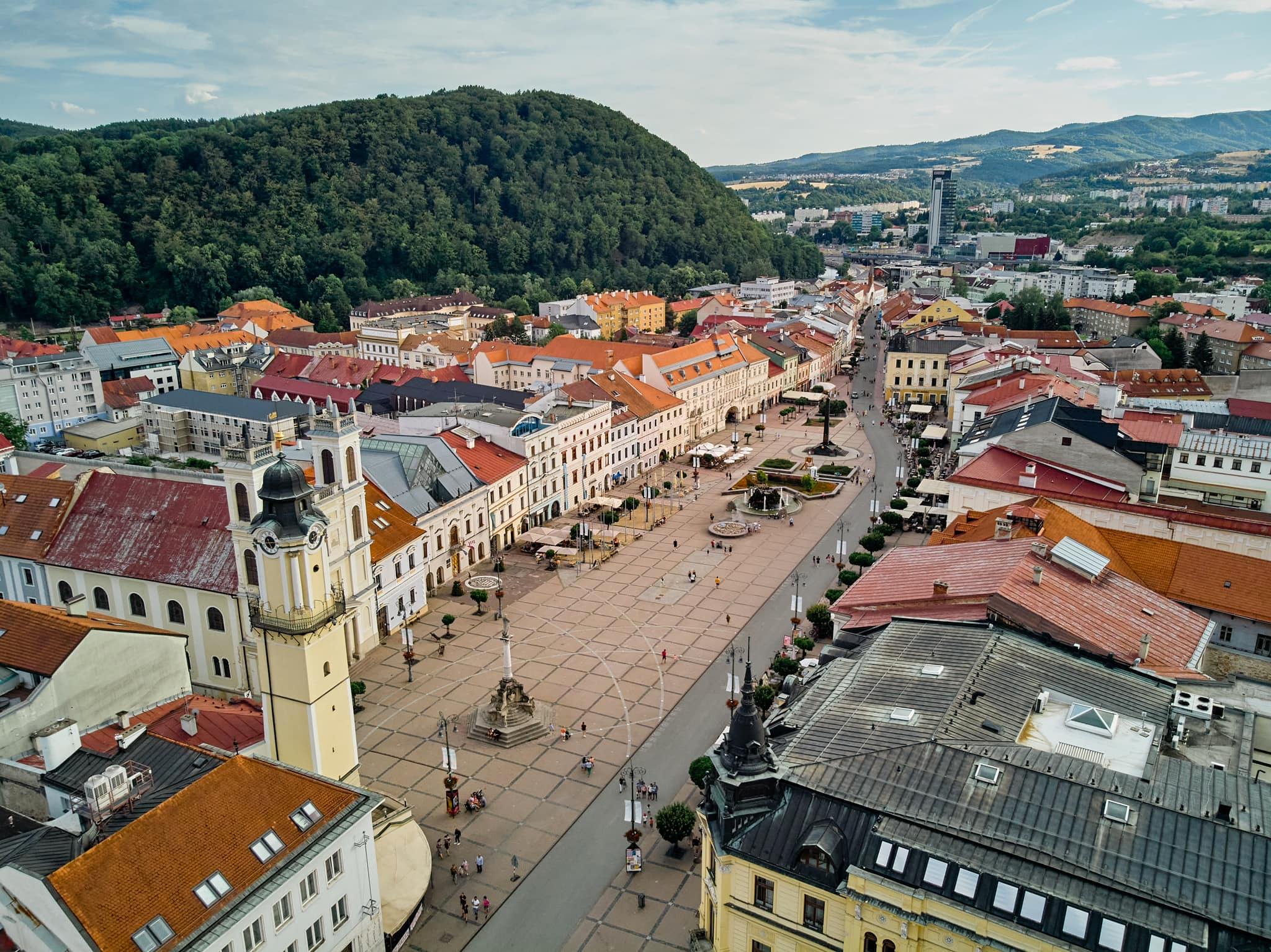 Napriek schválenému vyrovnanému rozpočtu na roky 2023 2025 Banská
