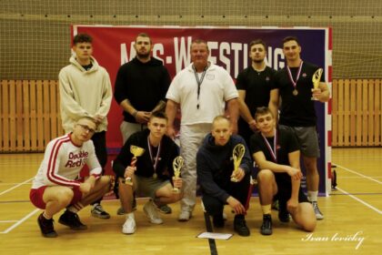 Mas-wrestling BB a ŠK Kornel BB horný rad zľava: Samuel Petrík st., Kristián Moro, Karol Kornel Repiský, Adam Chamko, JOZEF BUVALA. Dolný rad zľava: OLIVER KUREK, Samuel Petrík ml., Filip Čunderlík, Jakub Pálka 