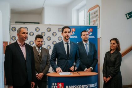 Ondrej Lunter s poslancami BBSK a riaditeľkou gymnázia