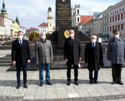 SZPB s primátorom Jánom Noskom pred Čiernym obeliskom