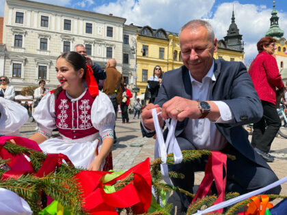 Zdobenie mája v meste pod Urpínom