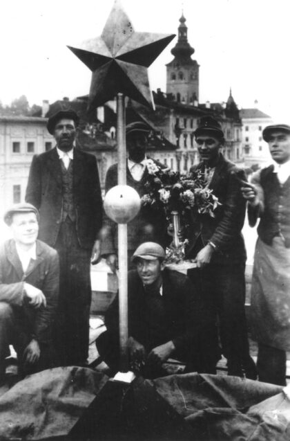 Fotografia Banskobystričanov z firmy Horn, ktorí sa podieľali na výstavbe Pamätníka Červenej armády. Táto fotografia bola urobená pri príležitosti tzv. glajchy, dosiahnutia najvyššieho bodu hrubej stavby, osadením päťcípej bronzovej hviezdy o priemere 20 centimetrov (archív Stredoslovenského múzea, autor prof. Krákora)