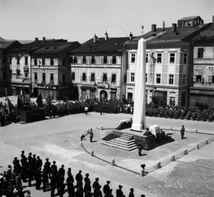 Slávnosť odhalenia Pamätníka Červenej armády v Banskej Bystrici – 24. jún 1945 (archív Stredoslovenského múzea, autor prof. Krákora)