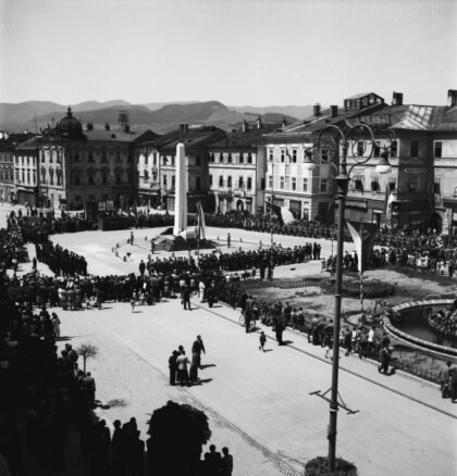 Pohľad na námestie 24. júna 1945 pri odhaľovaní Pamätníka Červenej armády (archív Stredoslovenského múzea, autor prof. Krákora)