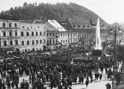 Veniec k prvým hrobom vojakov Červenej armády na dnešnom Námestí SNP, položil 8. mája 1945 prezident Československej republiky Dr. Eduard Beneš so svojou delegáciou pri príležitosti prechodu Vlády národnej fronty Čechov a Slovákov (tzv. Košická vláda) z Košíc do Prahy (archív Stredoslovenského múzea, autor prof. Krákora).