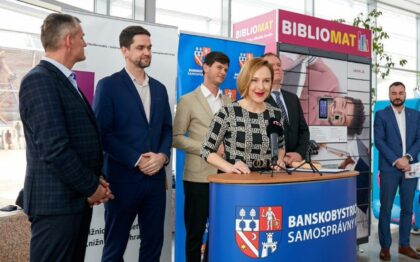 Iveta Babjaková pri otváraní bibliomatu