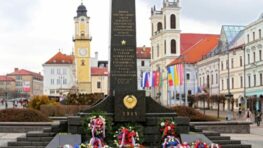 Aktivistom z platformy Nie v našom meste vadí Čierny obelisk na Námestí SNP, nie účelové skresľovanie histórie