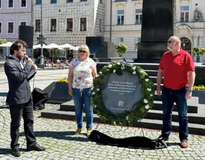 Aktivisti z platformy Nie v našom meste pred Čiernym obeliskom