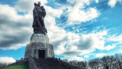 Do súťaže o centrálnu sochu pamätníka Červenej armády v parku Treptow sa prihlásilo asi 30 návrhov. Vyhral druhý z  návrhov Jevgenija Vučetiča pre netypické poňatie sochy vojaka osloboditeľa. Dievčina, ktorú drží vojak v ľavej ruke je zobrazením viacerých reálnych príbehov, počas ktorých vojaci Červenej armády pri bojoch o Berlíne zachránili ohrozené deti. Meč v pravej ruke je jednoduchým, ale výrazným symbolom, ktorý vyvoláva asociáciu s dávnou hrdinskou minulosťou tradičných ruských bohatierov.