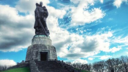 Do súťaže o centrálnu sochu pamätníka Červenej armády v parku Treptow sa prihlásilo asi 30 návrhov. Vyhral druhý z návrhov Jevgenija Vučetiča pre netypické poňatie sochy vojaka osloboditeľa. Dievčina, ktorú drží vojak v ľavej ruke je zobrazením viacerých reálnych príbehov, počas ktorých vojaci Červenej armády pri bojoch o Berlíne zachránili ohrozené deti. Meč v pravej ruke je jednoduchým, ale výrazným symbolom, ktorý vyvoláva asociáciu s dávnou hrdinskou minulosťou tradičných ruských bohatierov.