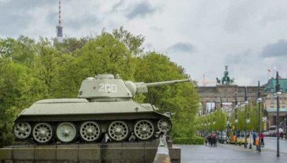 Pamätník legendárneho tanku T-34 v blízkosti Spolkového snemu