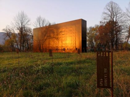 Monument - vojenský cintorín v Majeri. Nový vzhľad obnoveného vojenského cintorína v Majeri (na tomto cintoríne bolo pochovaných v rokoch Veľkej vojny 1 380 vojakov 8 národností, zomreli vo vojenskej nemocnici v Majeri) vzišiel z architektonickej súťaže, ktorú vyhlásilo Mesto Banská Bystrica v roku 2016. Rozhodnutím odbornej poroty z 13 predložených návrhov zvíťazil projekt trojice ing. arch. Benjamín Bradňanský, ing. arch. Víto Halada a Maroš Greš. Predložili koncepciu obnovy cintorína nie ako jeho fyzickú rekonštrukciu, ktorá reálne už nebola možná, ale ako projekt mentálnej obnovy priestoru spomínania s vložením novej životaschopnej vrstvy. Toto riešenie bolo ocenené v roku 2019 cenou Dušana Jurkoviča (udeľuje ju Spolok architektov Slovenska) a v roku 2020 aj cenou za architektúru CE ZA AR. Fotografia: Mesto Banská Bystrica