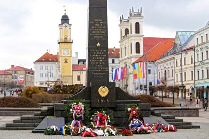 Čierny obelisk na banskobystrickom Námestí SNP