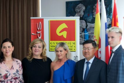 Zľava: Kamila Strapková, Alena Paulová, Iveta Paračková, Sun Lijie a Renát Lehotský