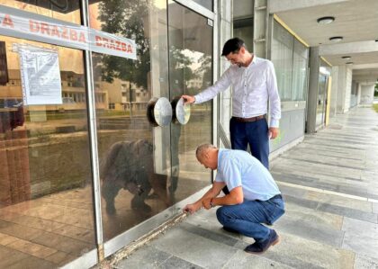 Ján Nosko s Ondrejom Lunterom otvárajú vstup do Domu kultúry