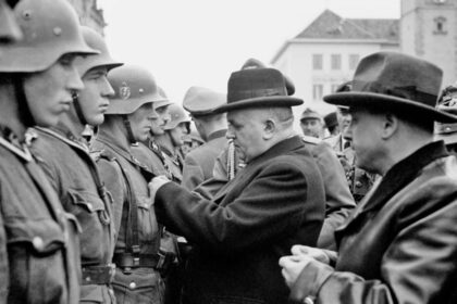 Jozef Tiso vyznamenáva nacistické jednotky v Banskej Bystrici