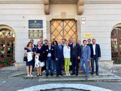 Delegácie z partnerských miest pred Radnicou