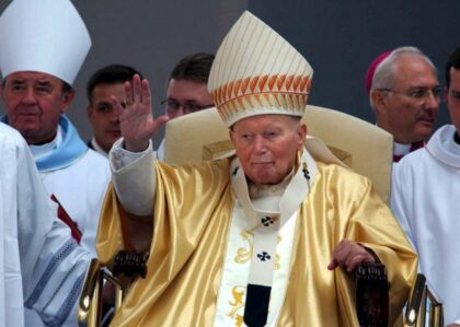 Ján Pavol II. pozdravuje veriacich v Banskej Bystrici