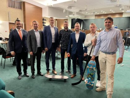 Zľava poslanci Marek Modranský, Jakub Gajdošík, Igor Kašper, Patrik Trnka, Marián Lunter, Matúš Molitoris a Vladimír Ivan