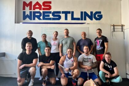 Reprezentácia Slovenska horný rad zľava: Ján Matej - prezident, Ema Mišovčíková - ženy do 55 kg, Viktória Vaczyová - ženy do 65 kg, Ján Matej ml. - reprezentačný tréner, Ján Mišovčík - medzinárodný rozhodca, Oliver Kurek – viceprezident, muži do 80 kg; dolný rad zľava - Oliver Sidorjak muži do 105 kg, Jozef Buvala - muži do 80 kg, Jana Vašková - ženy do 85 kg, Atila Kitanovič - muži do 90 kg, Monika Kačmárová - juniorky do 70 kg (na fotografii chýba Natália Matejová - juniorky do 60 kg).