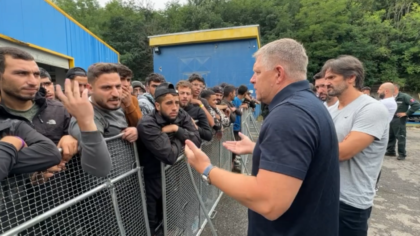 Predstavitelia Smeru s migrantmi sústredenými vo Veľkom Krtíši