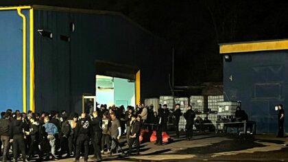 Sústreďovací tábor pre migrantov v noci