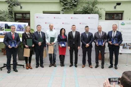Ocenené samosprávy s ministrom životného prostredia Tomášom Tarabom