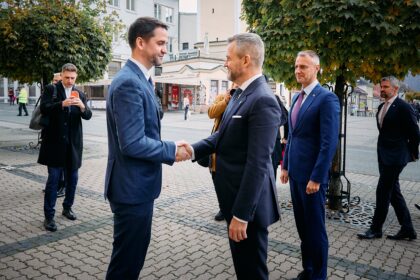 Privítanie pred Úradom BBSK