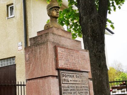 Pamätník padlým Rudlovčanom počas I. a II. svetovej vojny so Štefánikovou bustou