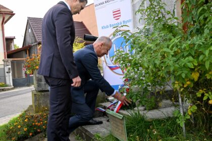 Zľava Martin Majling a Ján Nosko pri Štefánikovej buste v Sásovej