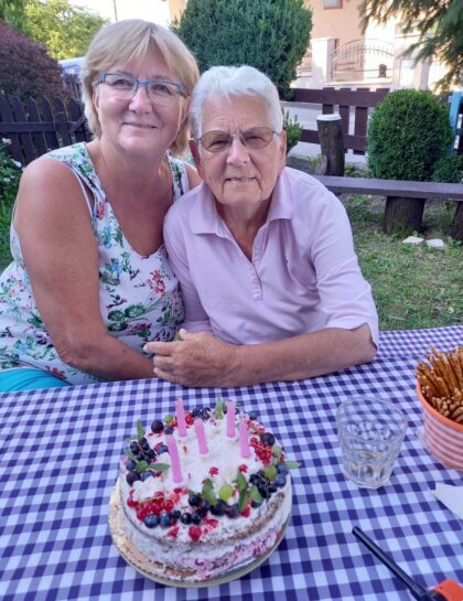 Zlata Troligová s Blankou Poliakovou na oslave jej 85. narodenín na Králikoch