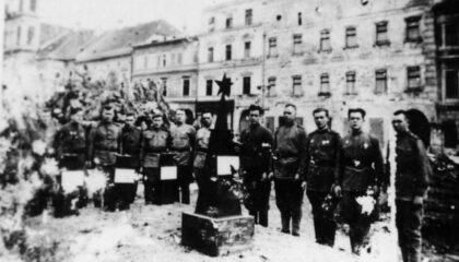 Padlí vojaci Červenej armády v centre mesta