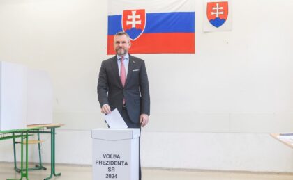 Peter Pellegrini vo volebnej miestnosti