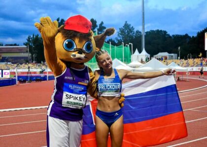 Zlatá Laura Frličková a maskot ME Spikey