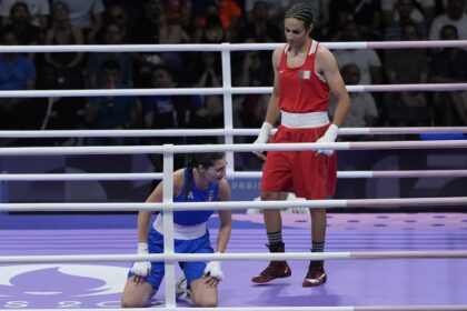 Zľava Angela Carini a Imane Khelif
