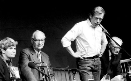 Václav Havel pri mikrofóne, vľavo Alexander Dubček