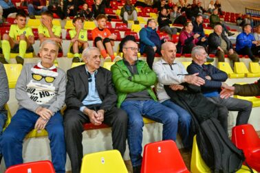 Na tribúne zľava Robo Strieš, Jozef Ivan, Jozef Vengloš ml., Peter Benedik a Dušan Gonda