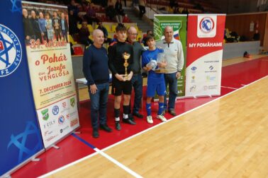 Trofeje víťaznému kolektívu SK Sigma Olomouc odovzdali zľava synovia Jozefa Vengoša Juraj a Jozef Venglošovci a Peter Benedik. Preberali ich brankár Lucas Žiška a hráč Dávid Škurek