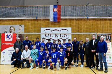 Víťazné mužstvo turnaja SK Sigma Olomouc, v hornom rade zľava Jozef Vengloš ml., pod nimi kľačiaci Juraj Vengloš a Peter Benedik, stojaci sprava Pavol Mora, Stanislav Neuschl a Jozef Ivan
