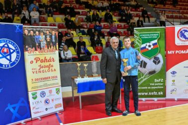 Zľava Jozef Ivan a kapitán RSC Hamšik Academy Adam Ličák