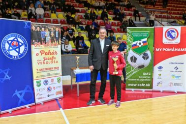 Zľava predseda SsFZ Stanislav Neuschl a kapitán AS Trenčín Šimon Znášik