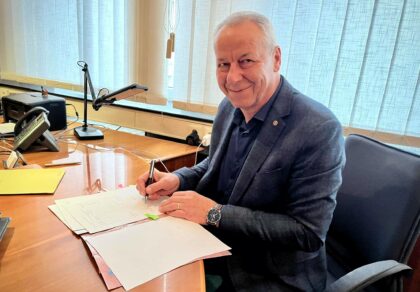 Ján Nosko pri podpise zmluvy s projektantom