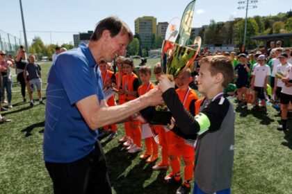 František Straka, tréner MFK Dukla Banská Bystrica odovzdáva cenu vítazom
